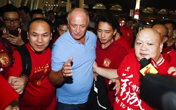  斯特拉斯堡德比战万人空巷引热议  